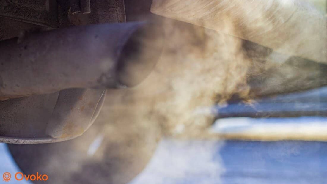 unterschiedliche Rauchfarben aus dem Auspuff